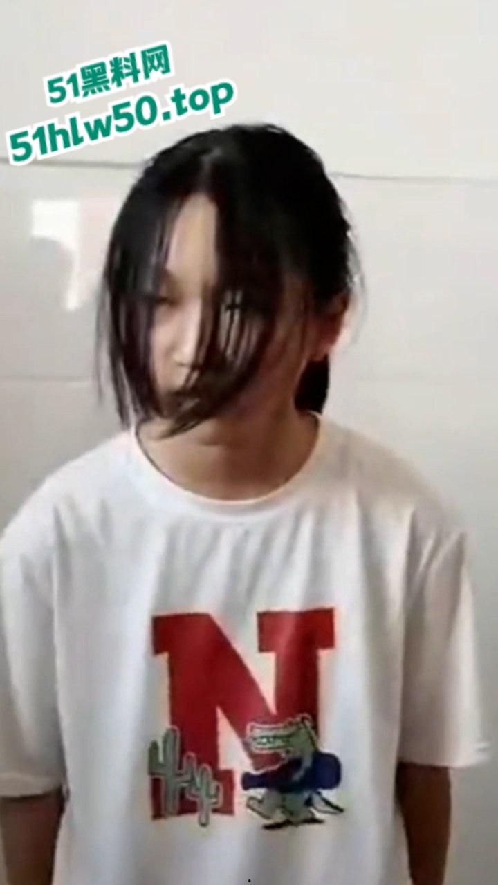 广西小太妹组团霸凌转校生，厕所围堵扇脸脚踹，只因女孩打不哭打得更狠，简单没人性！-1