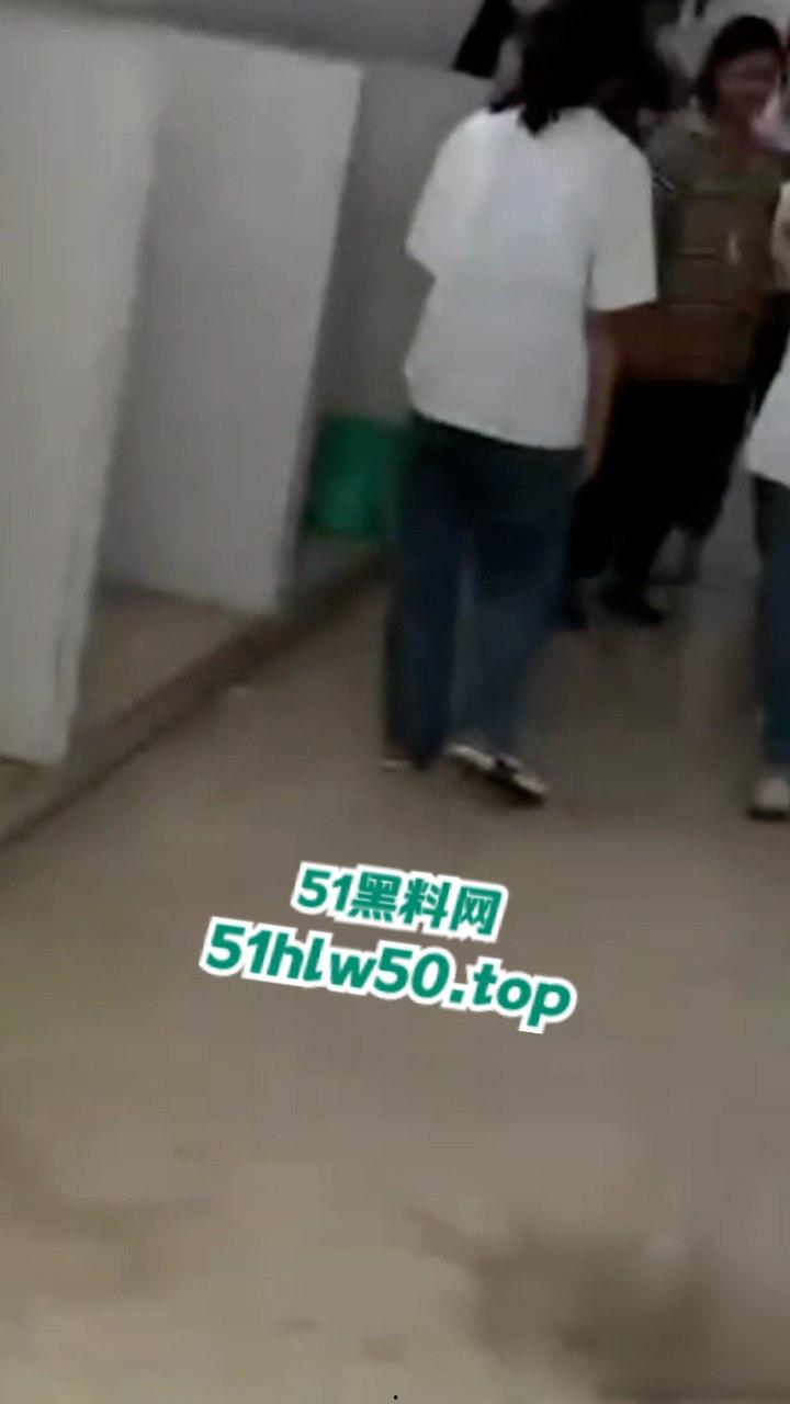 广西小太妹组团霸凌转校生，厕所围堵扇脸脚踹，只因女孩打不哭打得更狠，简单没人性！-3