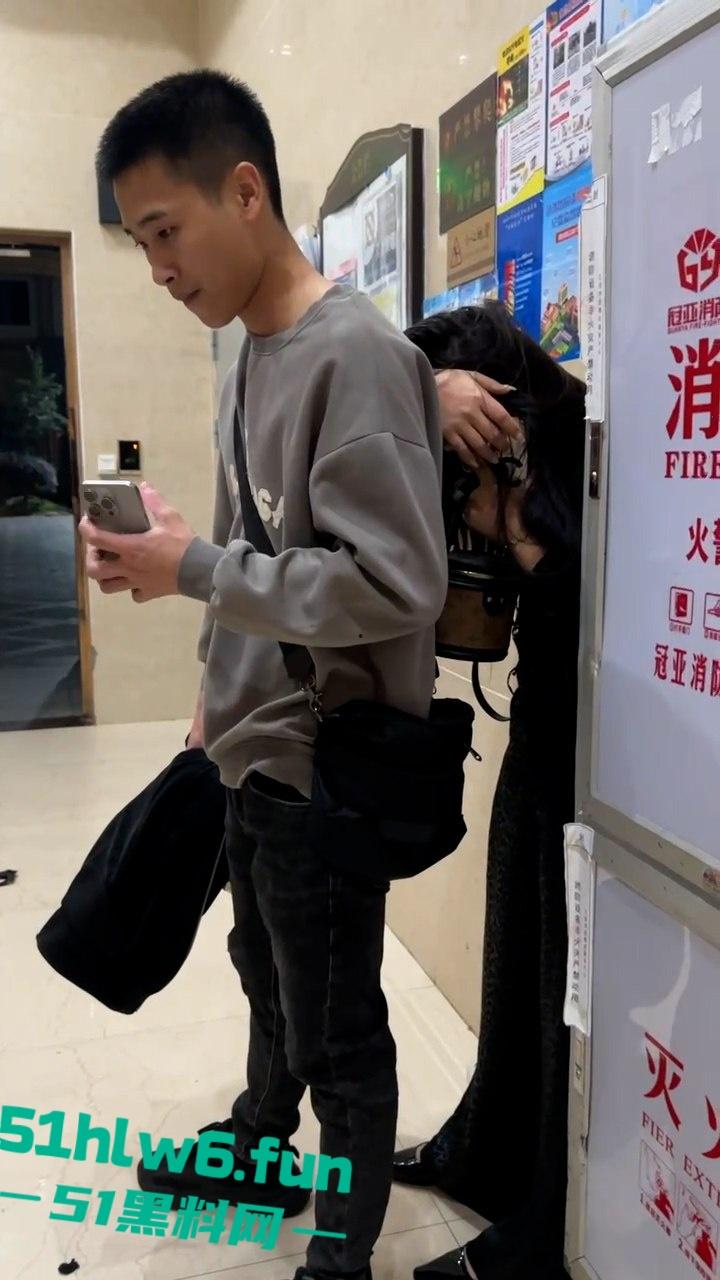 福建真实抓奸实拍，奸夫淫妇家中私会被突然回来的正主当场抓奸，撕逼现场还一直维护小三。-1