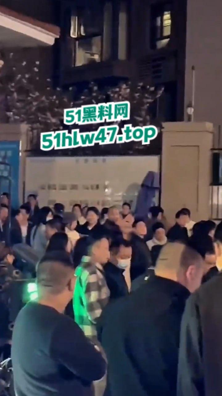 武汉海昌天澜黑箱操作换物业，据悉是两波物业公司抢地盘，一群业主也参与其中堪比古惑仔现场。-5