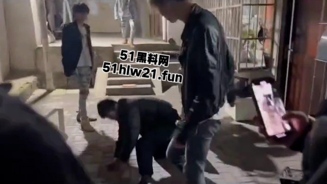 武汉国潮男孩手太欠，当街摸妹子屁股耍流氓被高街小子正义出手一顿暴揍！-1