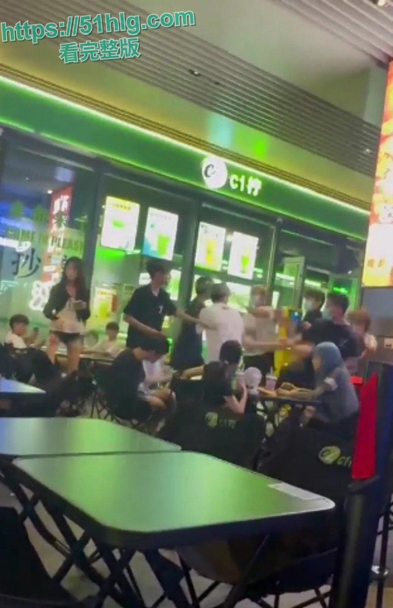 【四川成都】万达广场内多名精神小伙上演现实版古惑仔 吃饭发生冲突 双方人马激烈火拼 桌椅板凳齐上阵-3