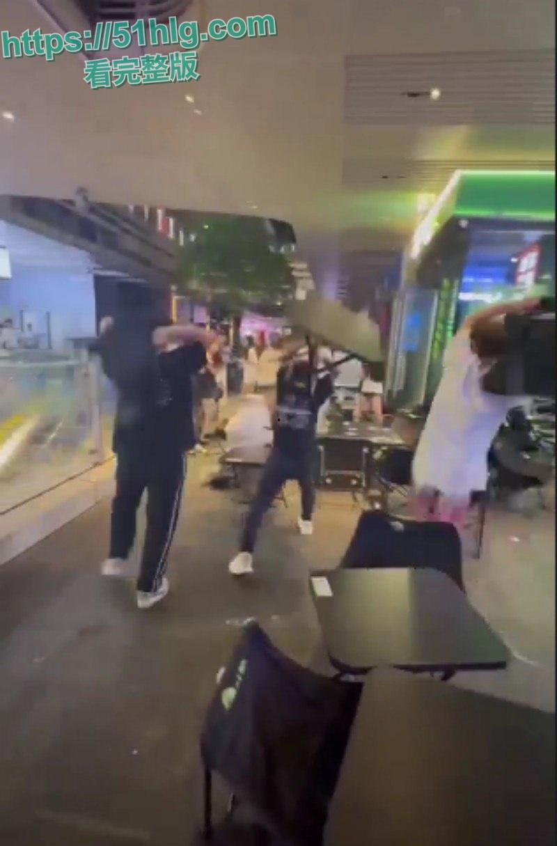 【四川成都】万达广场内多名精神小伙上演现实版古惑仔 吃饭发生冲突 双方人马激烈火拼 桌椅板凳齐上阵-4