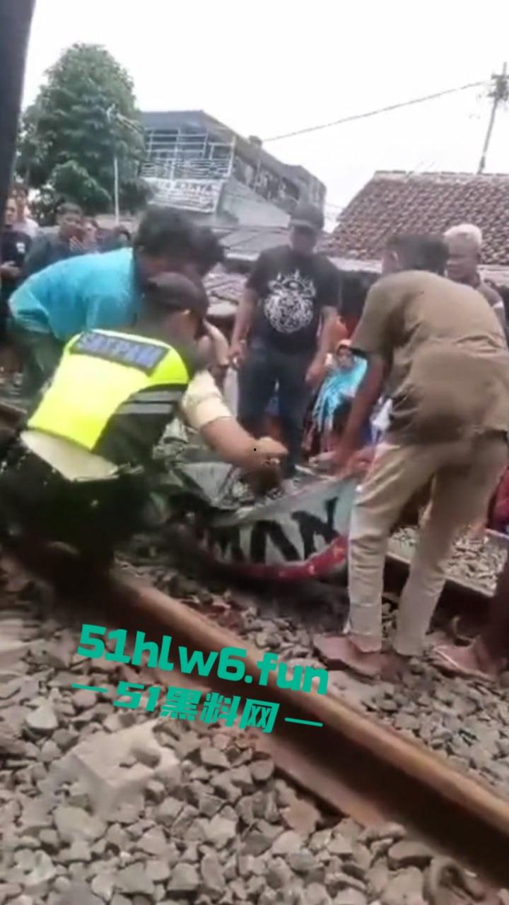 印度三哥作死现场，打横市男子一边玩游戏一边过火车道，结果遭遇货车碾压拖行100多米当场死亡。-2