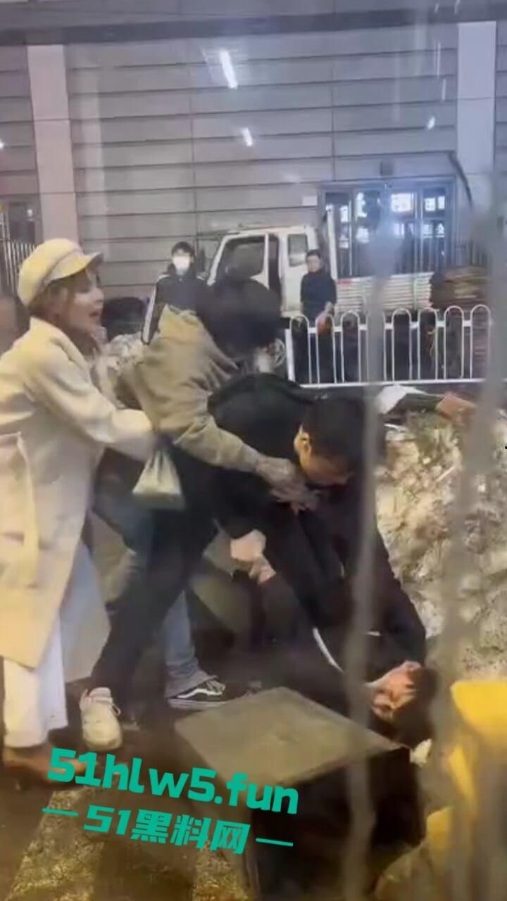 以父爱之名，暴揍精神小伙，沈阳某饭店门口渣男玩弄大叔的女儿，爱女心切叫人当街暴揍渣男。-3