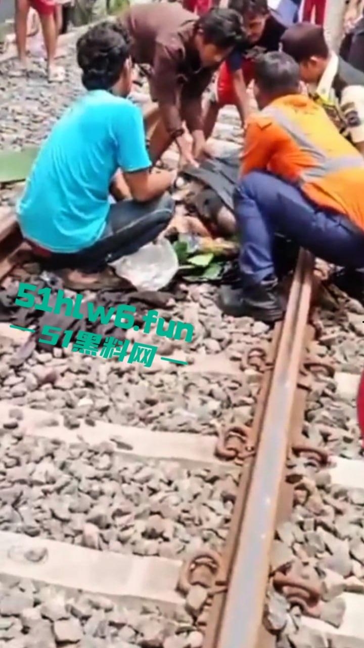 印度三哥作死现场，打横市男子一边玩游戏一边过火车道，结果遭遇货车碾压拖行100多米当场死亡。-6