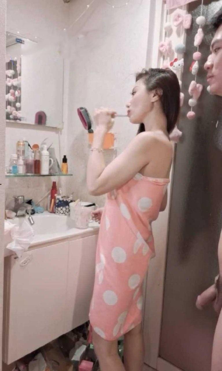 江苏高颜值新婚夫妻早晨洗漱自拍做爱视频泄密 高颜值巨乳骚穴于一身 娶到这样的骚妻 子非亲生又有何憾-2