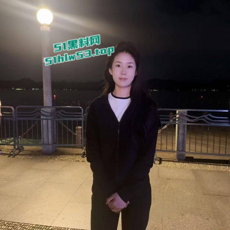 浙江杭州27岁少妇【宋钰婷】离婚后疯狂约炮，被调教成极品母狗，小穴洞口大开阴唇漆黑无比！-1