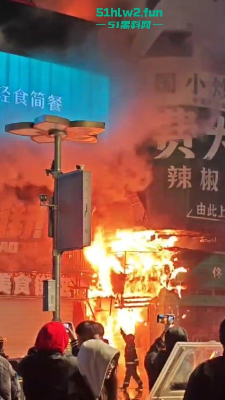 武汉长沙五一广场过年人流爆火，附近酒店却突发大火烧成空壳，现场实拍视频流出情侣裹被单出逃不慎走光。-6