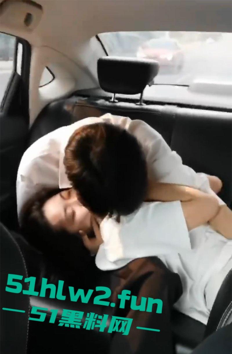 网约车秒变激情角落，小情侣后座干柴烈火，亲到腿软手伸裙底扣逼，司机大哥强忍不回头！-3