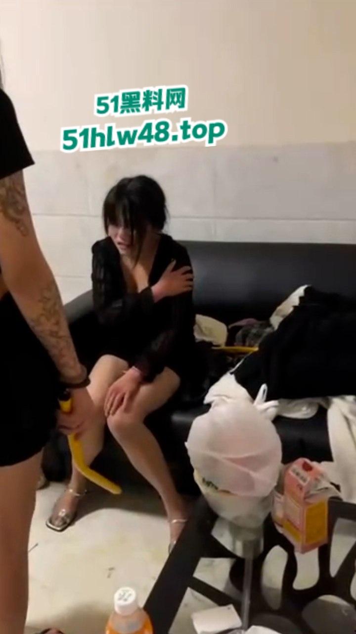 纹身小妹霸凌女同学现场视频曝光，铁棍对待凌辱虐待简直太过分太畜生了！-3