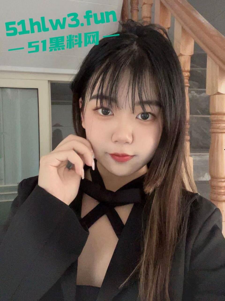 超反差嫩妹母狗，颜值甜美的学生妹身材高挑性感诱人，私下性瘾超强到处约炮渴望被大鸡巴爆操。-2