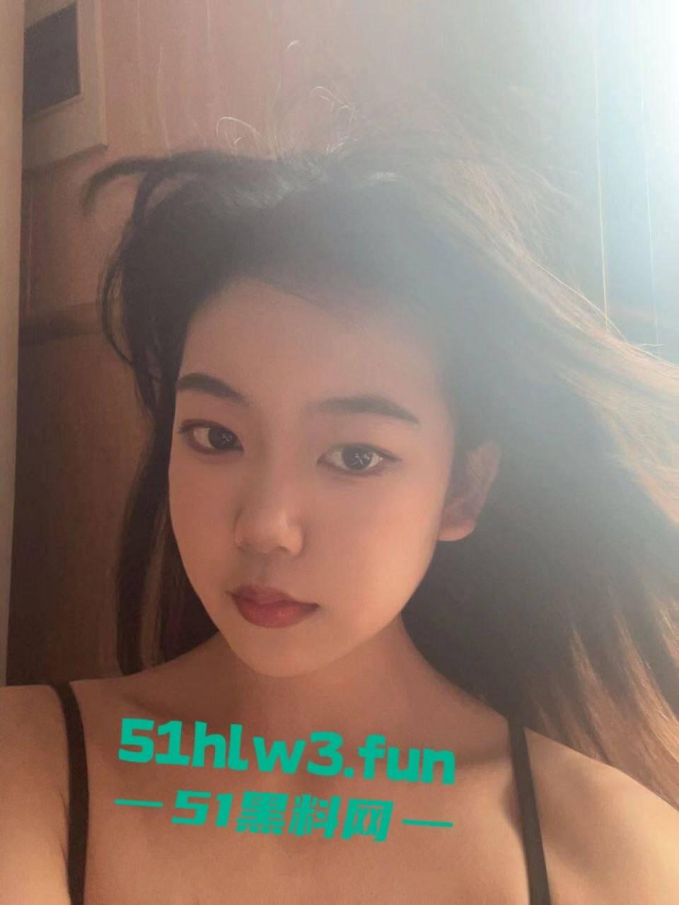 超反差嫩妹母狗，颜值甜美的学生妹身材高挑性感诱人，私下性瘾超强到处约炮渴望被大鸡巴爆操。-3